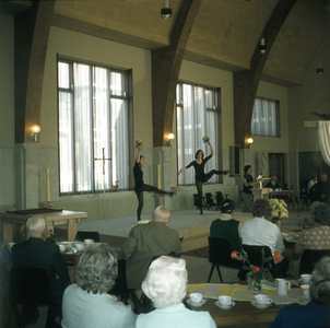 119062 Afbeelding van een balletopvoering tijdens of na afloop van een dienst in de St.-Nicolaaskerk (Boerhaaveplein 1) ...